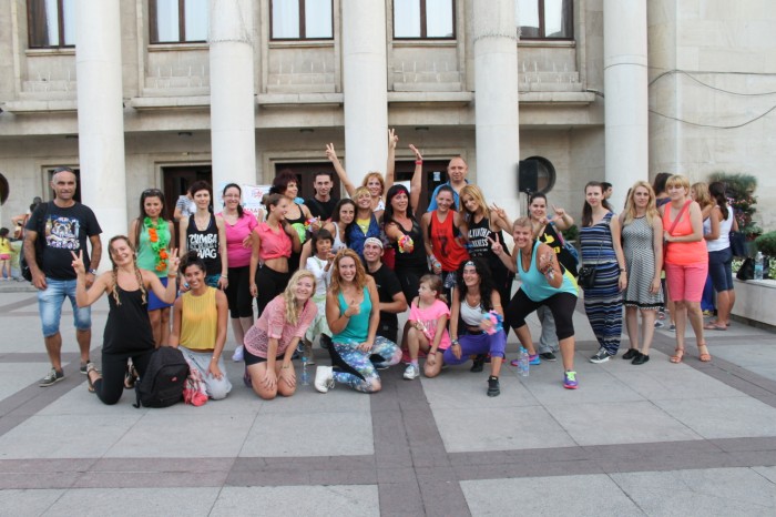Флашмоб за международния ден на младежта последваха стотици млади хора в Бургас