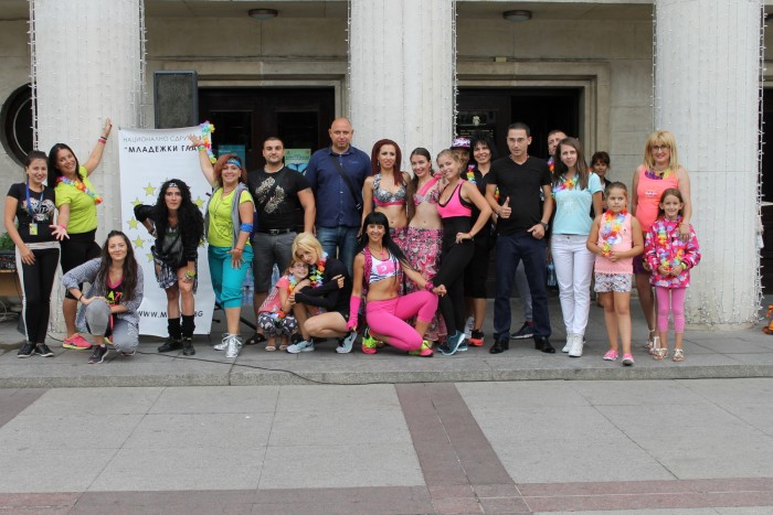 Младежи завладяха Бургас под ритъма на танца