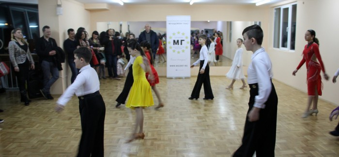 Танцово шоу за всички възрасти организираха младежи в Бургас