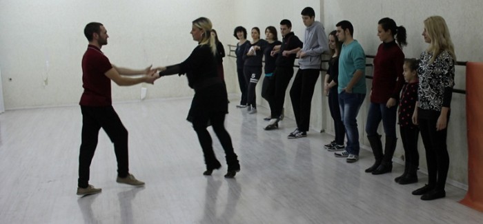 Деца и младежи в открит урок по спортни танци